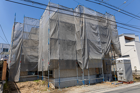 足場と養生シートを設置